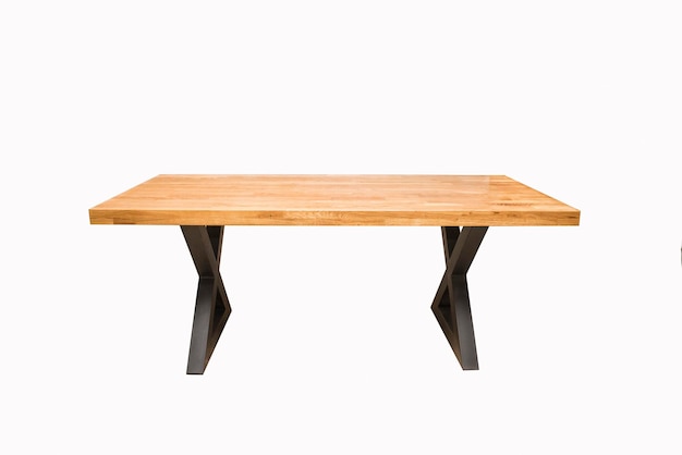 mesa de madera con patas de metal negro sobre fondo blanco