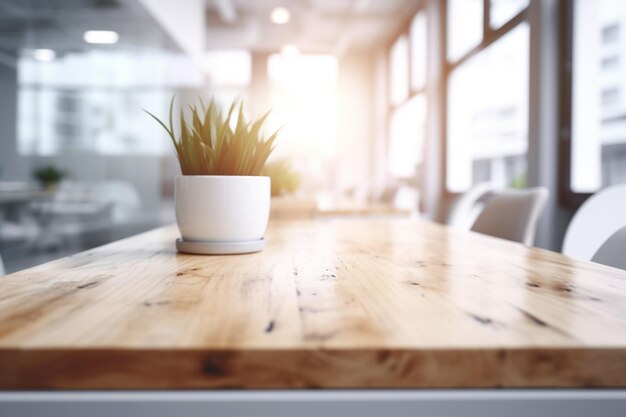 Una mesa de madera con una planta encima.