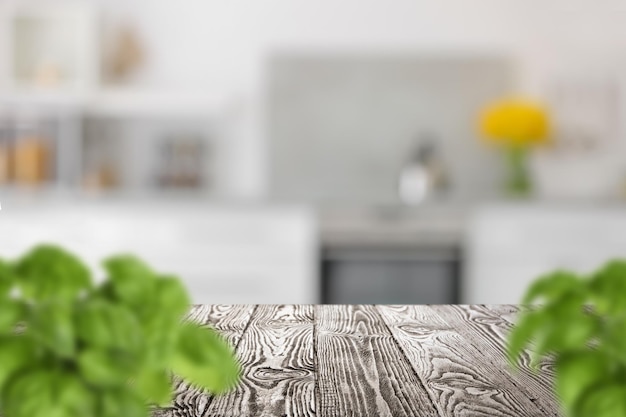 Mesa de madera con plantas en el interior de la cocina moderna