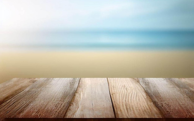 Una mesa de madera con una playa al fondo.