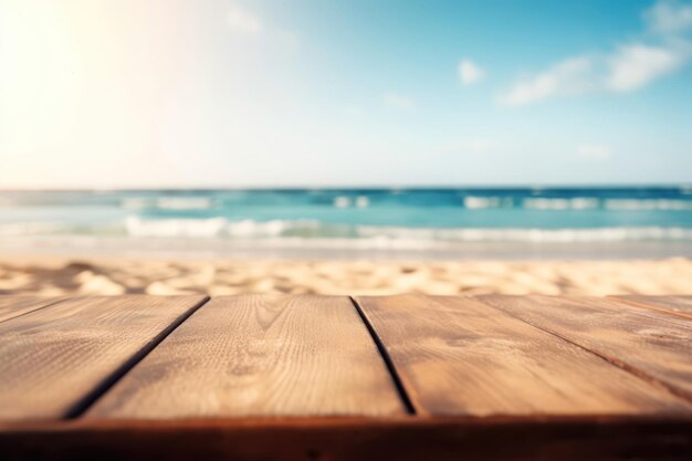 Mesa de madera en una playa con un cielo azul de fondo