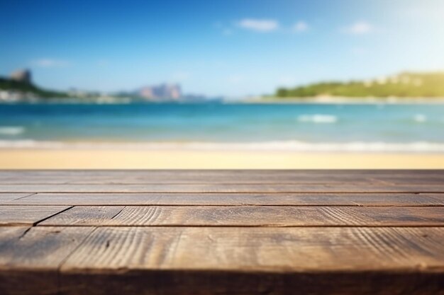 Mesa de madera en la playa con un fondo borroso