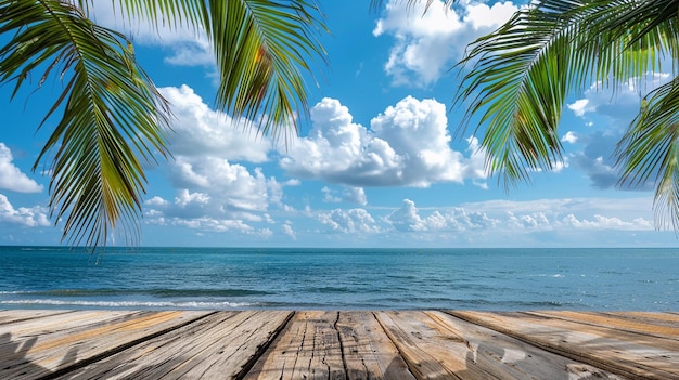 Mesa de madera para la presentación de productos con vista al mar con hojas de palma y cielo azul