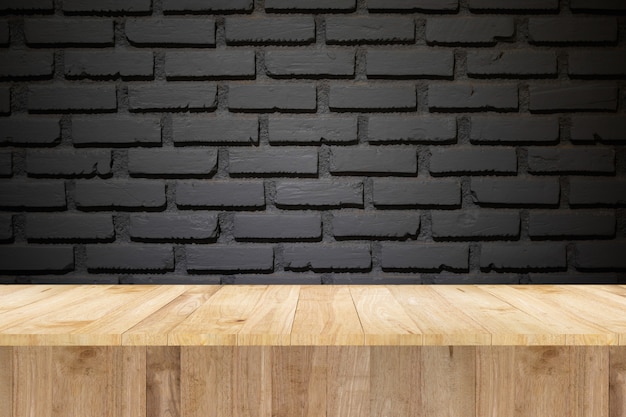 Mesa de madera para producto de exhibición y pared de ladrillo.