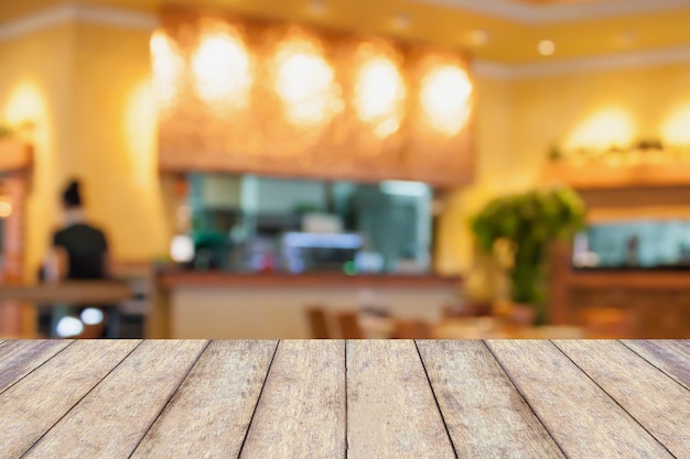 Mesa de madera con restaurante desenfoque bokeh fondo tono vintage