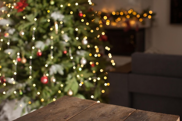 Mesa de madera rústica frente a la noche de luz navideña, fondo abstracto bokeh