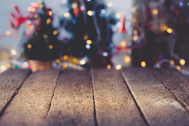 Mesa de madera rústica en la parte delantera borrosa fondo de objeto de Navidad