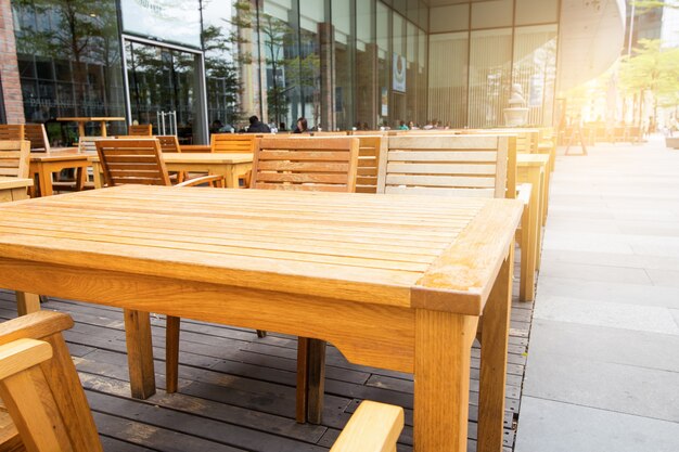 Mesa de madera en la sala de café al aire libre