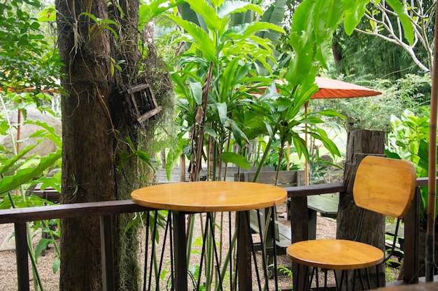 Mesa de madera sentada en el jardín