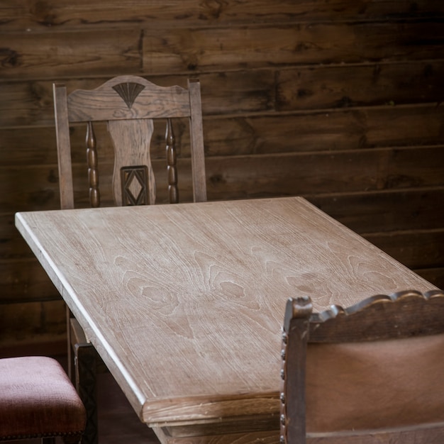 Foto mesa de madera y silla con estilo vintage