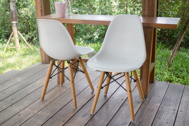 Mesa de madera y silla moderna.