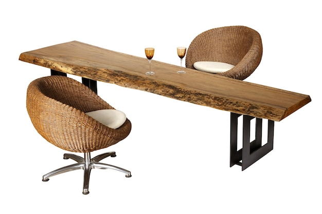 Mesa de madera con sillas de fibras naturales