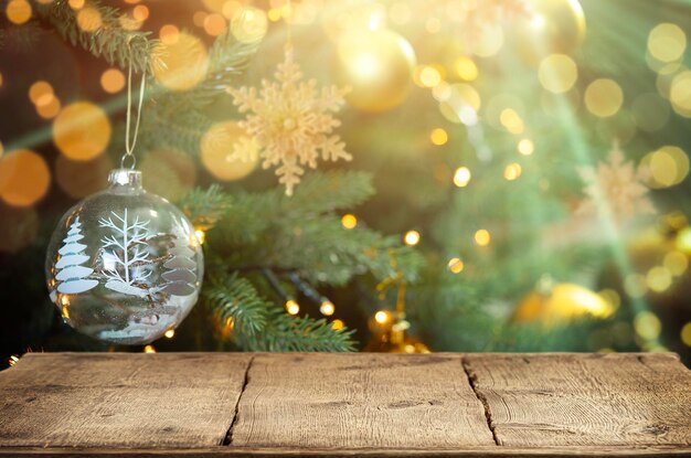 Mesa de madera sobre un brillante espacio de copia de fondo de árbol de Navidad