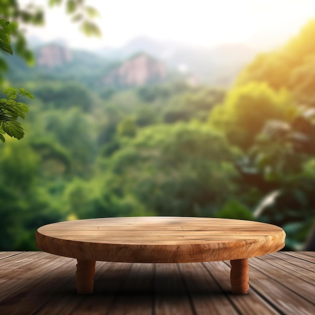 Una mesa de madera sobre un deck de madera con un fondo verde y un bosque al fondo.