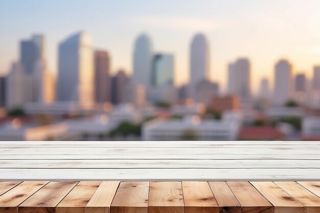 Mesa de madera sobre fondo blanco borroso del edificio para el montaje de sus productos