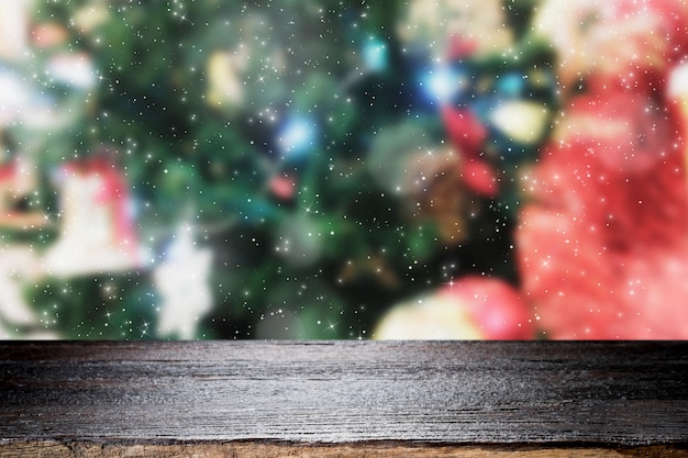 Mesa de madera sobre fondo bokeh Navidad.