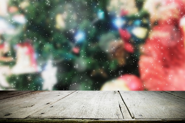 Mesa de madera sobre fondo bokeh Navidad.