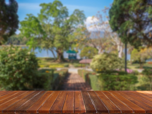 Mesa de madera sobre fondo borroso del parque