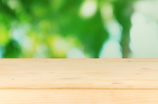 Mesa de madera sobre un fondo brillante