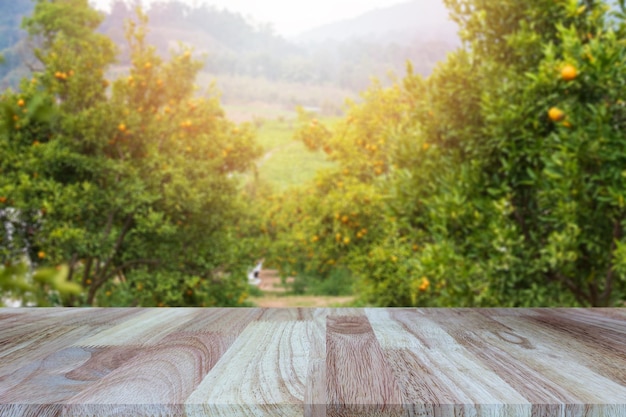 Foto la mesa de madera sobre el fondo de los campos naranjas borrosos se puede utilizar para exhibir o montar sus productos