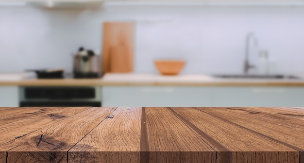 Mesa de madera sobre fondo de cocina borrosa