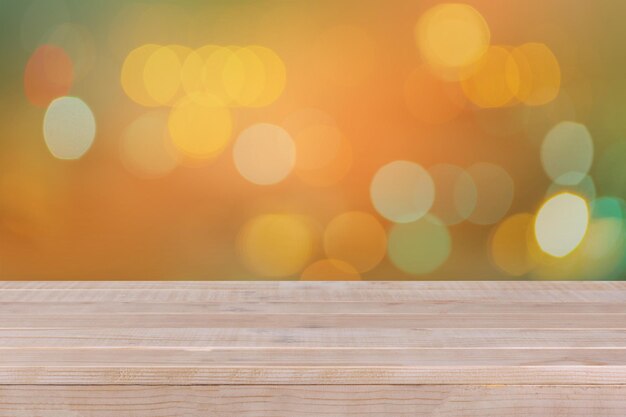 Mesa de madera sobre fondo naranja bokeh