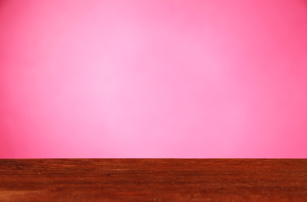 Mesa de madera sobre un fondo rosado