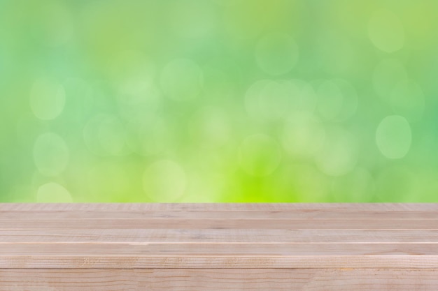 Foto mesa de madera sobre fondo verde bokeh