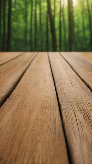 Mesa de madera sobre un fondo verde borroso