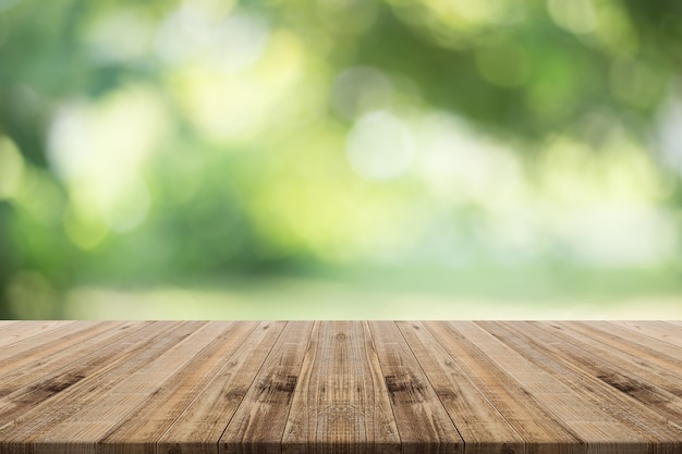 Mesa de madera sobre fondo verde de la naturaleza borrosa
