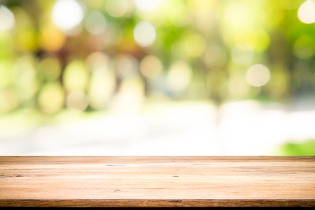 Mesa de madera sobre fondo verde de la naturaleza