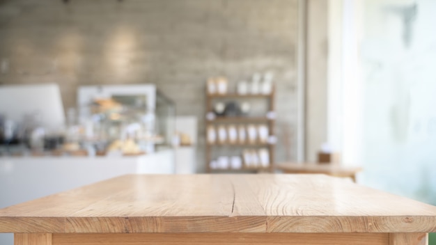 Mesa de madera superior vacía en el fondo del café