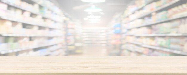 Mesa de madera con supermercado tienda de comestibles fondo borroso con luz bokeh para la exhibición de productos