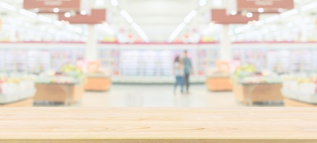 Foto mesa de madera con supermercado tienda de comestibles fondo desenfocado borroso