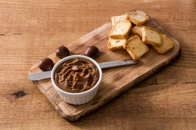 Mesa de madera con tazón de crema de castaña