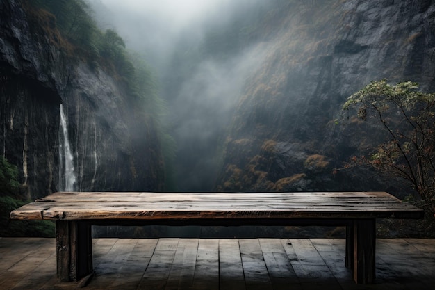 Una mesa de madera con el telón de fondo de una majestuosa cascada en la superficie en blanco