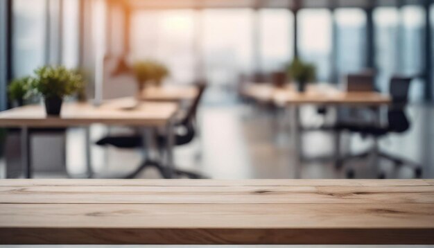 Mesa de madera con telón de fondo de oficina borroso ideal para presentaciones de productos