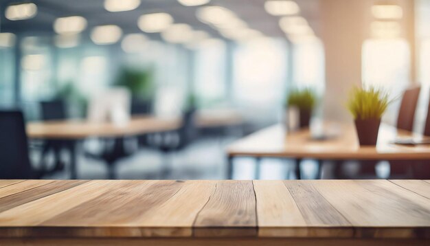 Mesa de madera con telón de fondo de oficina borroso ideal para presentaciones de productos