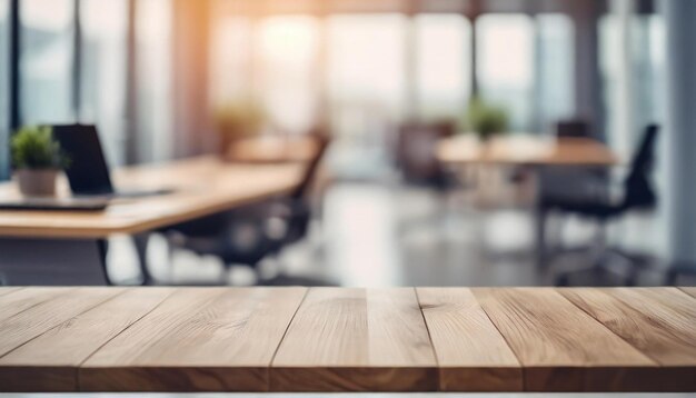 Mesa de madera con telón de fondo de oficina borroso ideal para presentaciones de productos