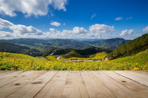 Mesa de madera y Tung Bua Tong Girasol mexicano en Maehongson, Tailandia