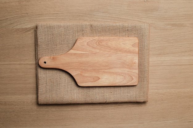 Mesa de madera con utensilios de cocina