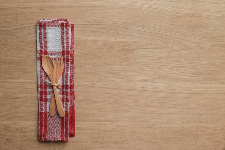 Foto mesa de madera con utensilios de cocina