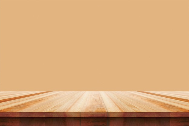 Mesa de madera vacía aislada sobre un fondo blanco utilizada para exhibir o montar sus productos