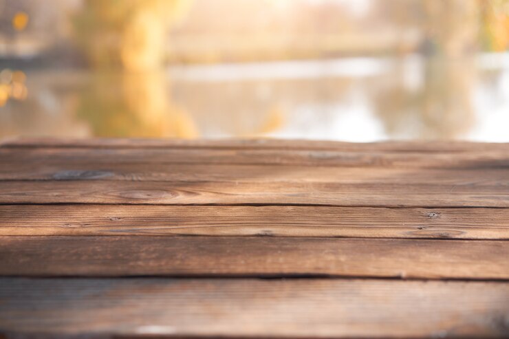 Mesa de madera vacía al aire libre