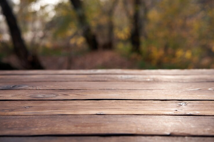 Mesa de madera vacía al aire libre