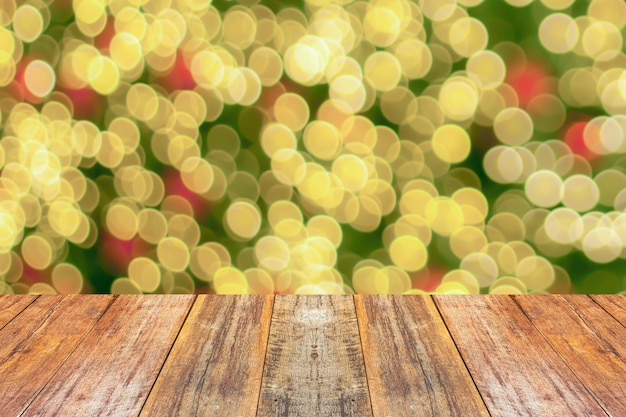 Mesa de madera vacía con árbol de Navidad borroso con fondo claro de bokeh