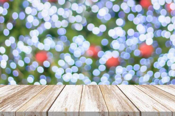 Foto mesa de madera vacía con árbol de navidad borroso con fondo claro de bokeh