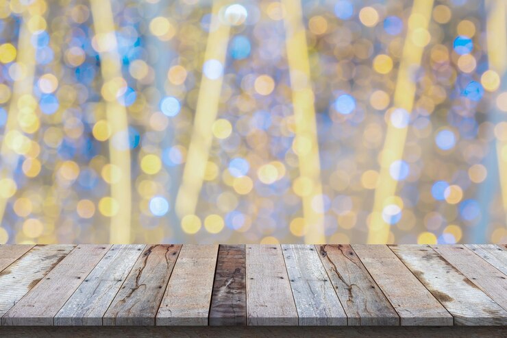 Foto mesa de madera vacía con árbol de navidad borroso con fondo claro de bokeh