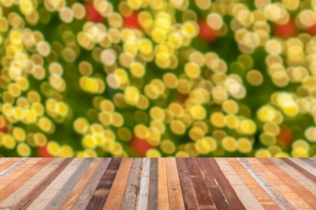 Mesa de madera vacía con árbol de Navidad borroso con fondo claro de bokeh