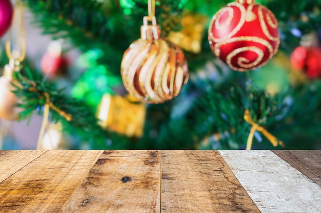 Mesa de madera vacía con árbol de Navidad borroso con fondo claro bokeh